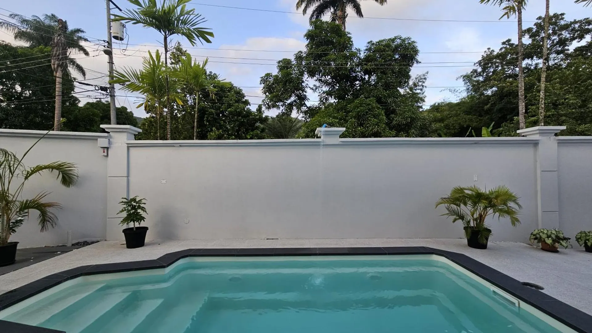 Riverside Poolside Apartment location